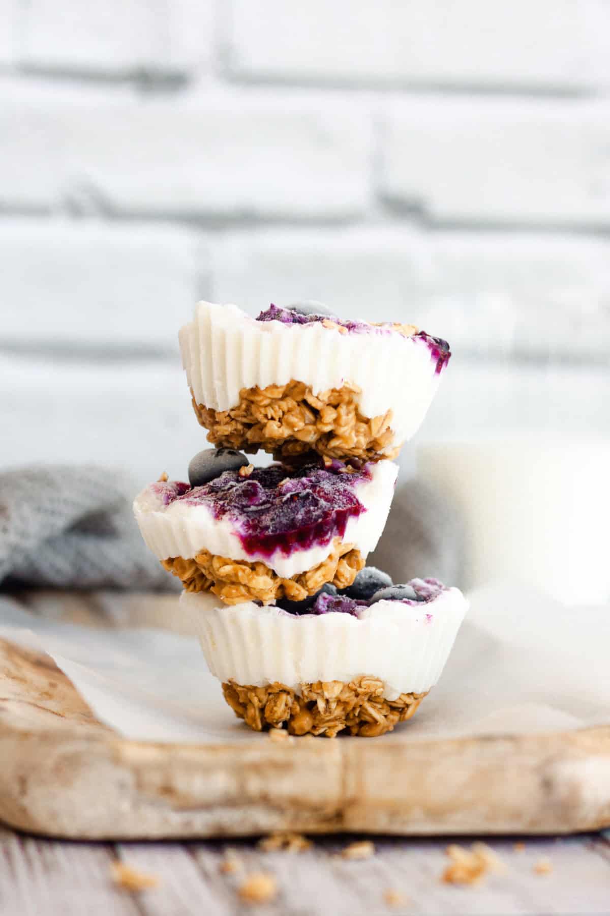 Frozen yogurt with blueberry and granola